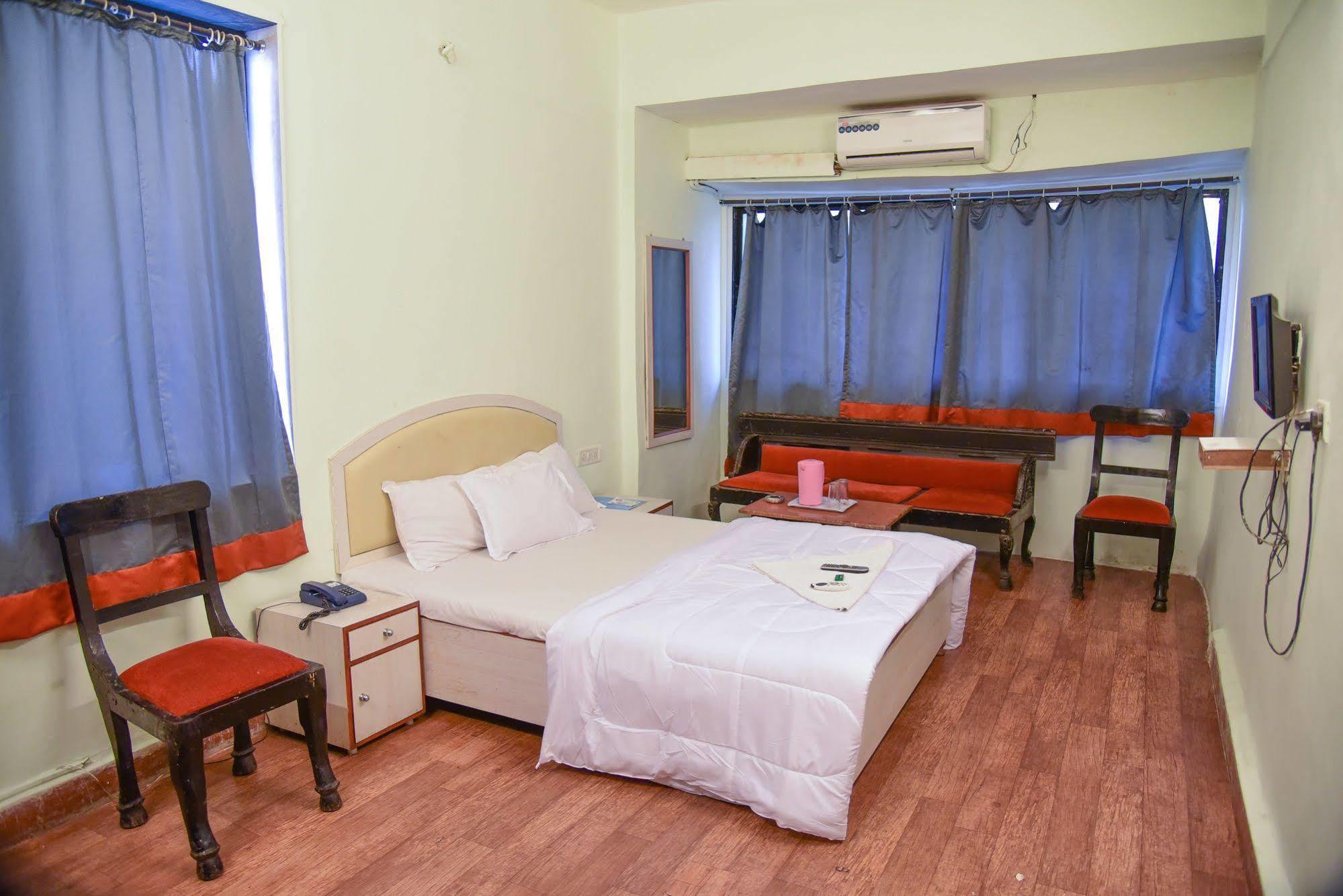 Hotel Evergreen Mumbai  Buitenkant foto