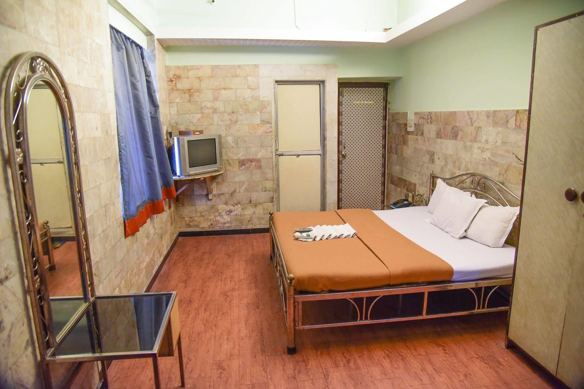 Hotel Evergreen Mumbai  Buitenkant foto