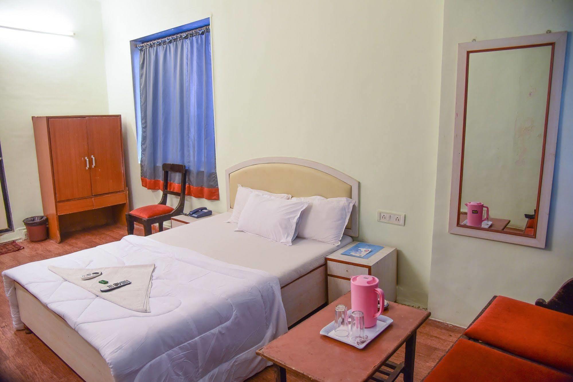 Hotel Evergreen Mumbai  Buitenkant foto