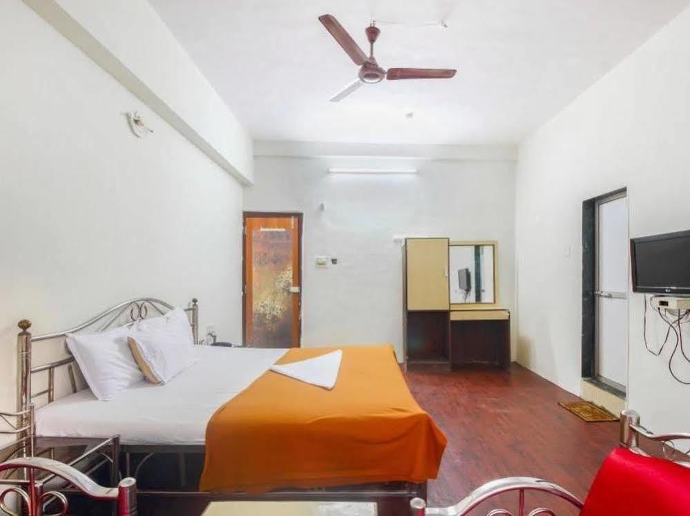 Hotel Evergreen Mumbai  Buitenkant foto
