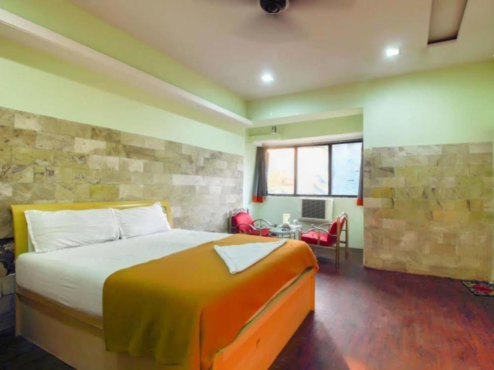 Hotel Evergreen Mumbai  Buitenkant foto